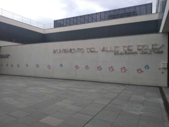 Un hombre ha sido detenido por la Policía Municipal de Egüés tras ser pillado 'in fraganti` pintando con un spray en el exterior del Ayuntamiento del valle. En el forcejeo para evitar ser reducido e identificado, dos agentes han sufrido lesiones por las que han tenido que ser atendidos.