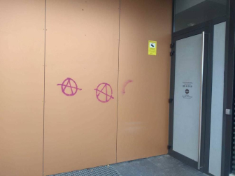 Un hombre ha sido detenido por la Policía Municipal de Egüés tras ser pillado 'in fraganti` pintando con un spray en el exterior del Ayuntamiento del valle. En el forcejeo para evitar ser reducido e identificado, dos agentes han sufrido lesiones por las que han tenido que ser atendidos.