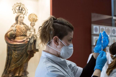 Vacunación contra el coronavirus a los ancianos y trabajadores de la Residencia Nuestra Señora de Gracia en Tudela.