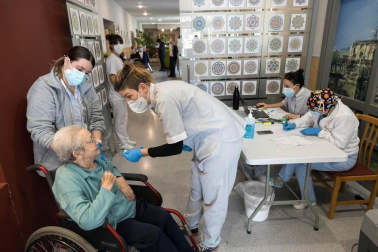 Vacunación contra el coronavirus a los ancianos y trabajadores de la Residencia Nuestra Señora de Gracia en Tudela.