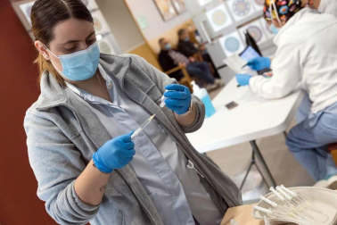 Vacunación contra el coronavirus a los ancianos y trabajadores de la Residencia Nuestra Señora de Gracia en Tudela.