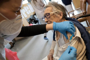 Vacunación contra el coronavirus a los ancianos y trabajadores de la Residencia Nuestra Señora de Gracia en Tudela.
