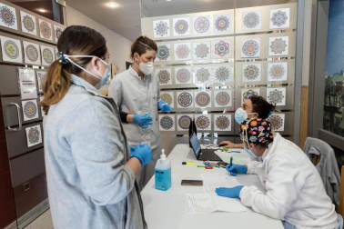 Vacunación contra el coronavirus a los ancianos y trabajadores de la Residencia Nuestra Señora de Gracia en Tudela.