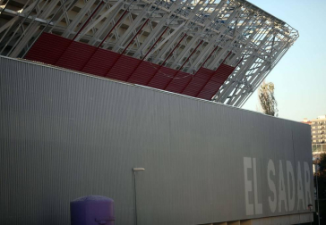 Las obras de El Sacar avanzan con la colocación de las chapas rojas en la fachada exterior del Estado.