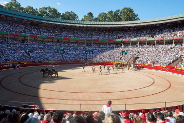 Imágenes de la corrida en la plaza de toros de Pamplona con reses de la ganadería de Miura para los diestros Rafaelillo, Octavio Chacón y Juan Leal.