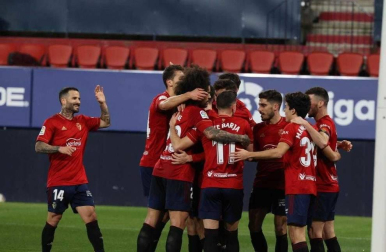 Los jugadores de Osasuna celebran el gol de Calleri ante el Eibar