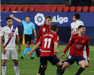 Imágenes del partido entre Osasuna y Eibar disputado en El Sadar.