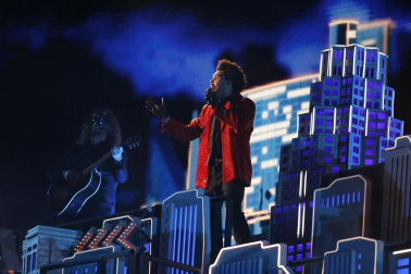 El artista cerró el espectáculo con 'Blinding Lights', la canción que lo convirtió en el rey de Tik Tok durante los primeros meses de la pandemia