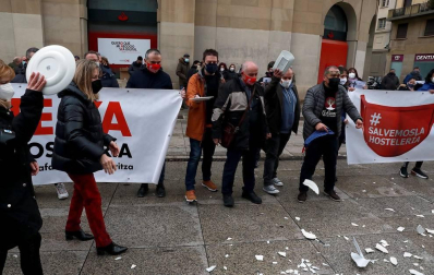 Los hosteleros navarros protestan por "estar pagando los platos rotos de la pandemia"