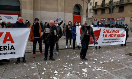 Los hosteleros navarros protestan por "estar pagando los platos rotos de la pandemia"