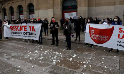 Los hosteleros navarros protestan por "estar pagando los platos rotos de la pandemia"