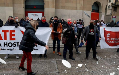Los hosteleros navarros protestan por "estar pagando los platos rotos de la pandemia"