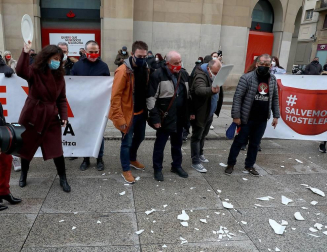 Los hosteleros navarros protestan por "estar pagando los platos rotos de la pandemia"