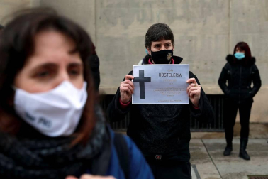 Los hosteleros navarros protestan por "estar pagando los platos rotos de la pandemia"
