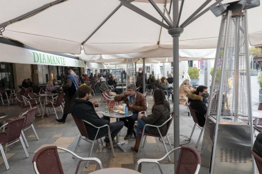 Barañáin, Pamplona, Estella y Tudela, así como el resto de la Comunidad foral, recibieron con visitantes la reapertura de las terrazas de los establecimientos hosteleros este jueves, 26 de noviembre.