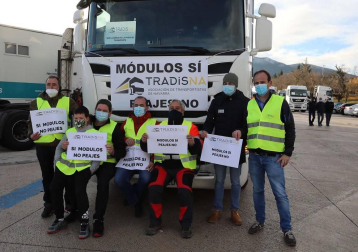 Transportistas navarros marcharon este sábado, 5 de diciembre, por las rondas de Pamplona para protestar contra las medidas del IRPF anunciadas por el Gobierno foral.