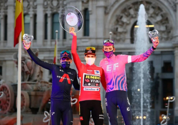Fotos del podio final de la Vuelta a España 2020 y de su última etapa. Maillot rojo para Roglic y victoria de etapa para Ackermann