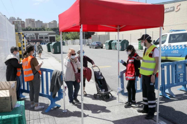 Fotografías de la reapertura del mercadillo de Landaben tras dos meses de cierre obligado