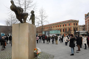 Una ofrenda floral recuerda en Pamplona a las víctimas del terrorismo de ETA