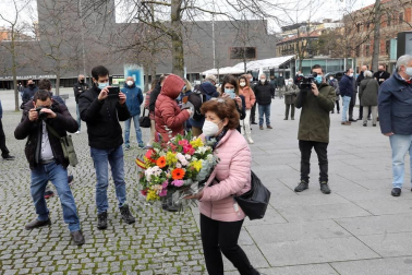 Una ofrenda floral recuerda en Pamplona a las víctimas del terrorismo de ETA