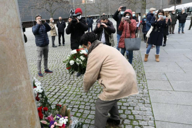 Una ofrenda floral recuerda en Pamplona a las víctimas del terrorismo de ETA