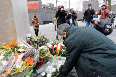 Una ofrenda floral recuerda en Pamplona a las víctimas del terrorismo de ETA