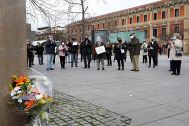 Una ofrenda floral recuerda en Pamplona a las víctimas del terrorismo de ETA