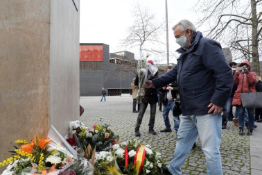 Una ofrenda floral recuerda en Pamplona a las víctimas del terrorismo de ETA