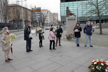 Una ofrenda floral recuerda en Pamplona a las víctimas del terrorismo de ETA