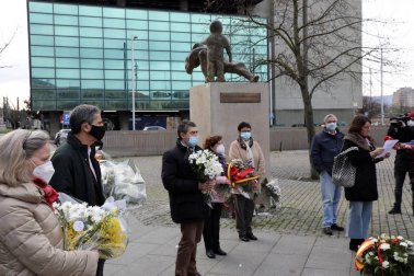 Una ofrenda floral recuerda en Pamplona a las víctimas del terrorismo de ETA