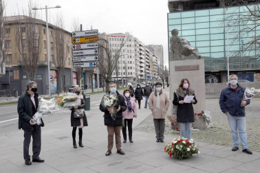 Una ofrenda floral recuerda en Pamplona a las víctimas del terrorismo de ETA