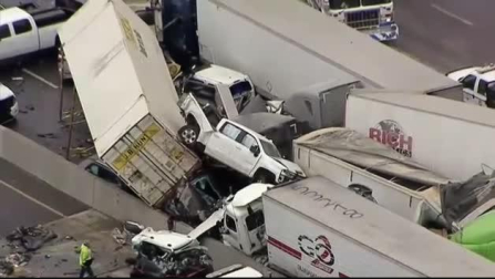 Vídeo: Al menos cinco fallecidos y una decena de heridos en un espectacular accidente en cadena en Texas