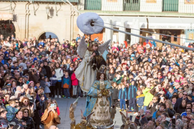 La niña Ariadna Munilla emocionó el domingo 1 de abril los vecinos de Tudela con el tradicional acto, presenciado por miles de personas en la plaza de los Fueros de la capital ribera.
