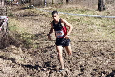 Javier Nagore y Alicia Carrera, atletas del Grupompleo Pamplona Atlético, se han impuesto en el circuito alsasuarra de Dantzaleku.