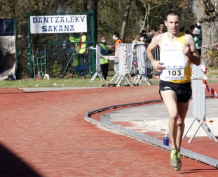 Javier Nagore y Alicia Carrera, atletas del Grupompleo Pamplona Atlético, se han impuesto en el circuito alsasuarra de Dantzaleku.