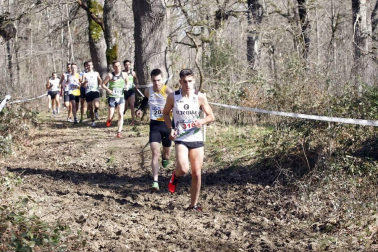Javier Nagore y Alicia Carrera, atletas del Grupompleo Pamplona Atlético, se han impuesto en el circuito alsasuarra de Dantzaleku.