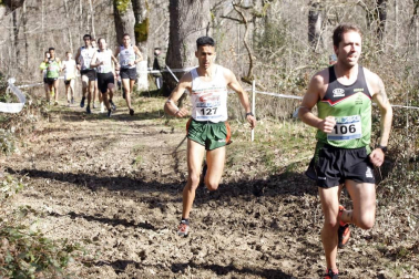 Javier Nagore y Alicia Carrera, atletas del Grupompleo Pamplona Atlético, se han impuesto en el circuito alsasuarra de Dantzaleku.