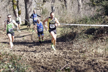 Javier Nagore y Alicia Carrera, atletas del Grupompleo Pamplona Atlético, se han impuesto en el circuito alsasuarra de Dantzaleku.