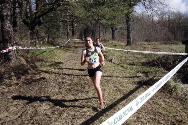 Javier Nagore y Alicia Carrera, atletas del Grupompleo Pamplona Atlético, se han impuesto en el circuito alsasuarra de Dantzaleku.