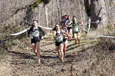 Javier Nagore y Alicia Carrera, atletas del Grupompleo Pamplona Atlético, se han impuesto en el circuito alsasuarra de Dantzaleku.