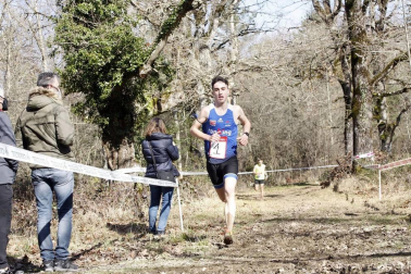 Javier Nagore y Alicia Carrera, atletas del Grupompleo Pamplona Atlético, se han impuesto en el circuito alsasuarra de Dantzaleku.