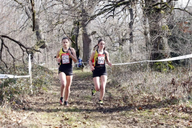 Javier Nagore y Alicia Carrera, atletas del Grupompleo Pamplona Atlético, se han impuesto en el circuito alsasuarra de Dantzaleku.