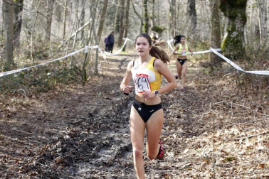 Javier Nagore y Alicia Carrera, atletas del Grupompleo Pamplona Atlético, se han impuesto en el circuito alsasuarra de Dantzaleku.