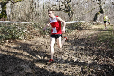 Javier Nagore y Alicia Carrera, atletas del Grupompleo Pamplona Atlético, se han impuesto en el circuito alsasuarra de Dantzaleku.