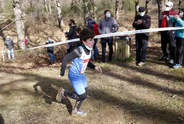 Javier Nagore y Alicia Carrera, atletas del Grupompleo Pamplona Atlético, se han impuesto en el circuito alsasuarra de Dantzaleku.