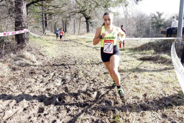 Javier Nagore y Alicia Carrera, atletas del Grupompleo Pamplona Atlético, se han impuesto en el circuito alsasuarra de Dantzaleku.