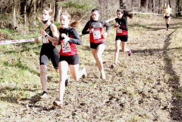 Javier Nagore y Alicia Carrera, atletas del Grupompleo Pamplona Atlético, se han impuesto en el circuito alsasuarra de Dantzaleku.