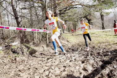 Javier Nagore y Alicia Carrera, atletas del Grupompleo Pamplona Atlético, se han impuesto en el circuito alsasuarra de Dantzaleku.
