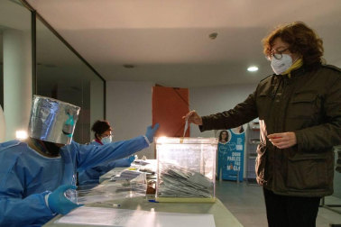 Los catalanes acuden a votar este domingo, 14 de febrero, en unas nuevas elecciones al Parlament