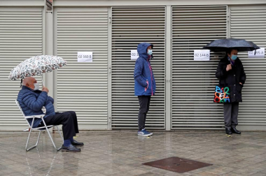 Los catalanes acuden a votar este domingo, 14 de febrero, en unas nuevas elecciones al Parlament